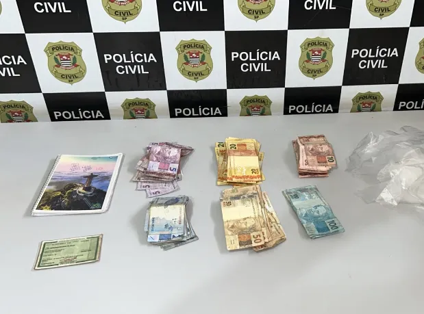 Mandado de prisão preventiva leva à apreensão de drogas e veículo