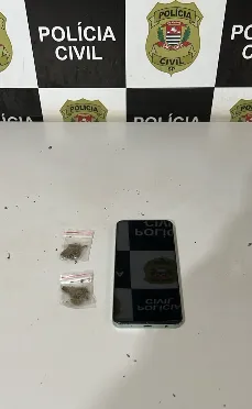 Mandado de prisão preventiva leva à apreensão de drogas e veículo