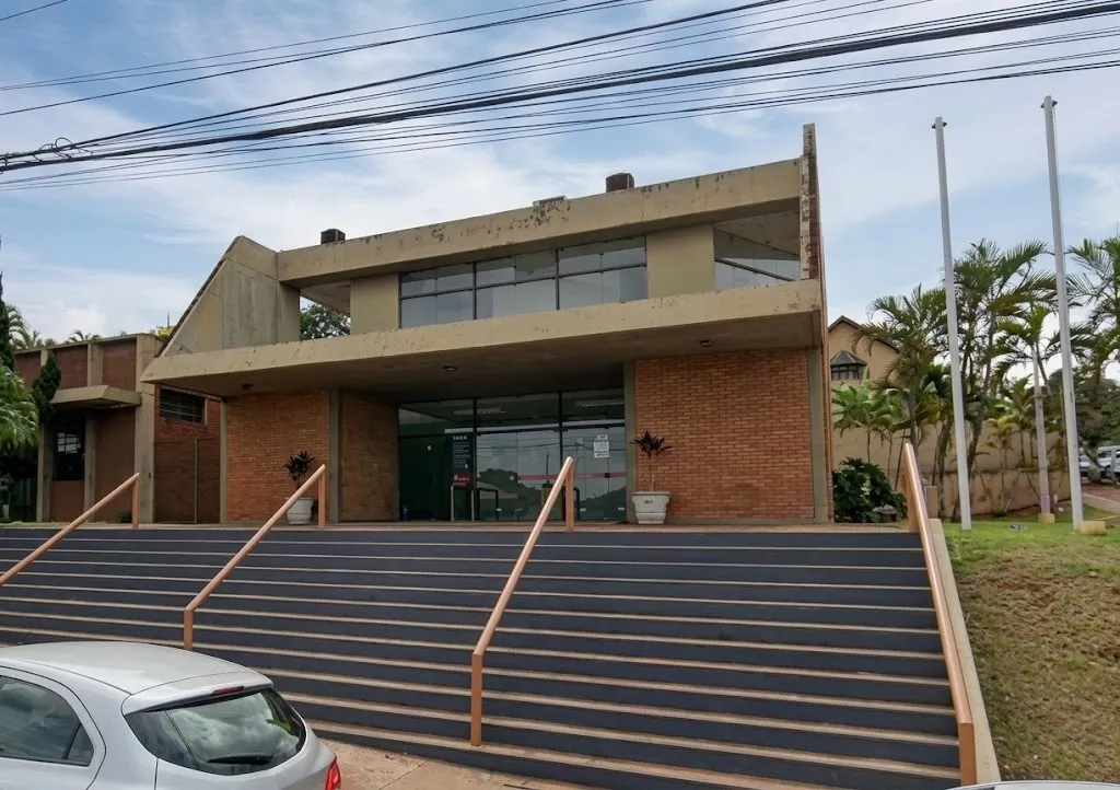 fachada de um prédio com escadaria à frente e arquitetura dos anos 80
