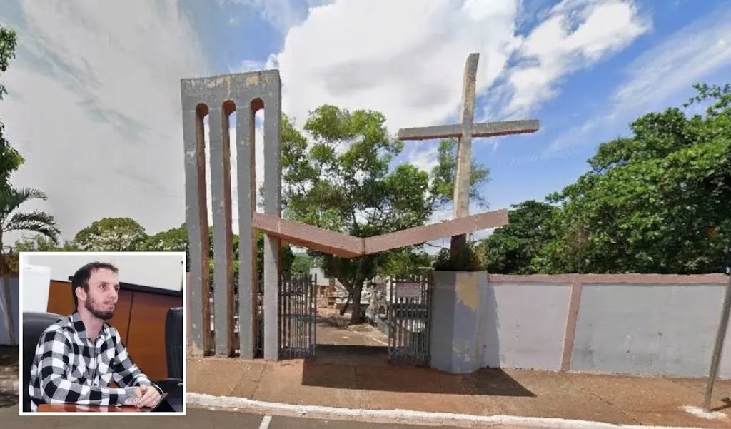 Fachada de um cemitério com um cruz, portões aberto, com a foto de um homem de camisa xadrez no lado esquerdo
