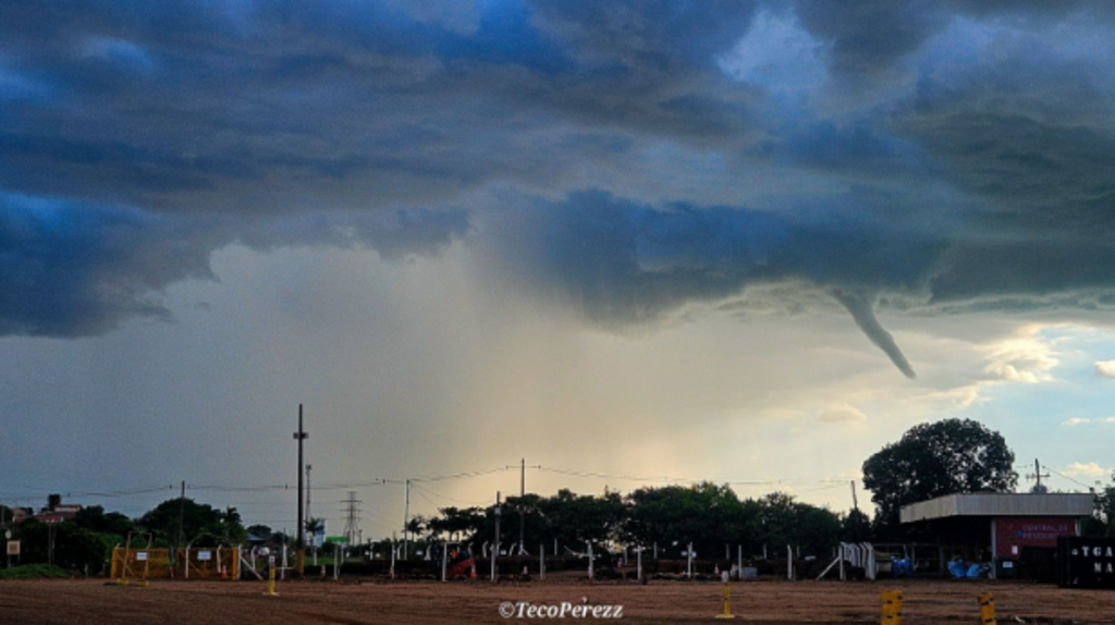 Nuvem funil chama a atenção no céu de Barra Bonita