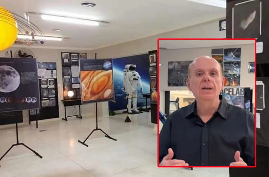 pavilhão com itens de observação astronômia e foto em destaque de homem careca com camisa preta
