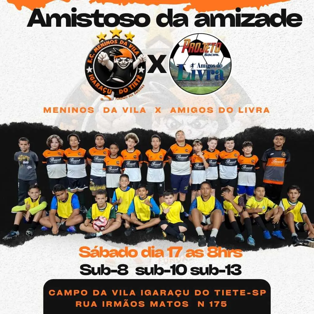 Crianças perfiladas usando camisetas nas cores laranja, preto e branca, além de coletes amarelos