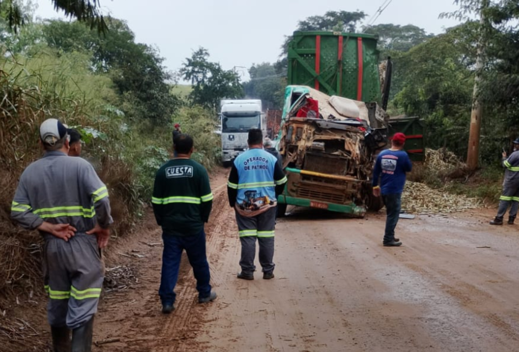 Acidente envolvendo caminhões deixa vítima na Estrada do Baixão