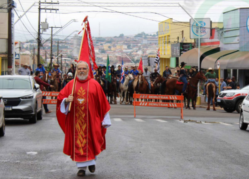 Moção homenageia Padre Ivonil pela Festa do Divino