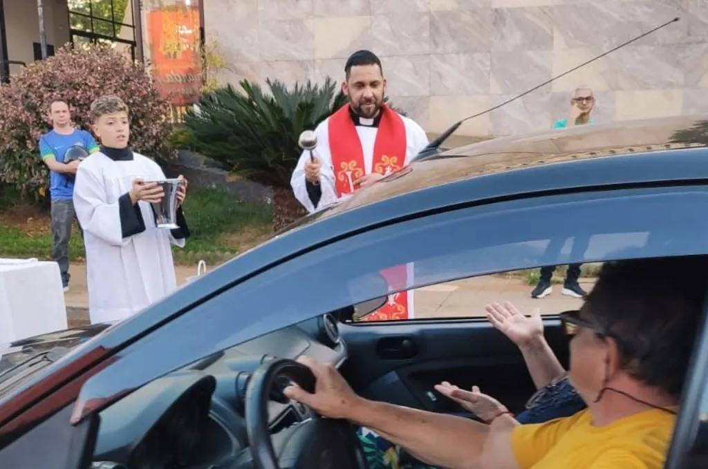 Paróquias realizam bênção dos carros no final de semana
