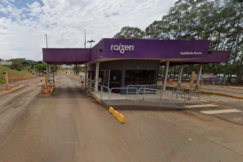Guarita com fachada na cor roxa com letreiro escrito Raízen Unidade Barra