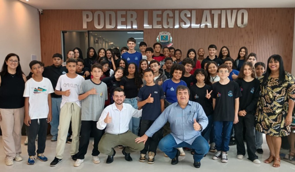 Alunos da Escola Silvana Ereno visitam Câmara Municipal em projeto sobre Iluminismo