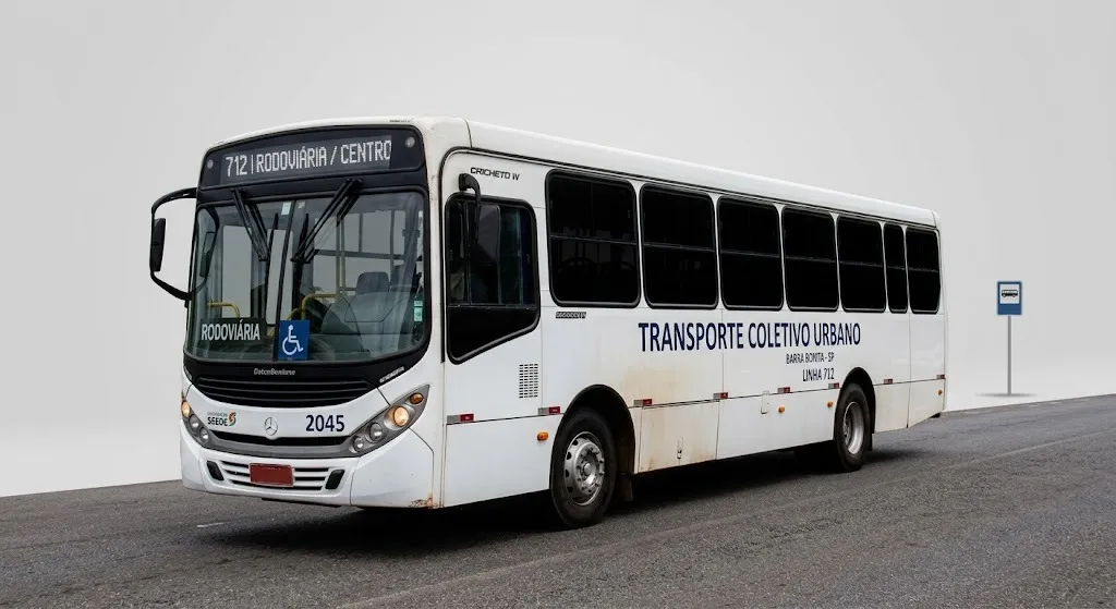 ônibus na cor branca, com a inscrição na lateral Transporte Coletivo Urbano