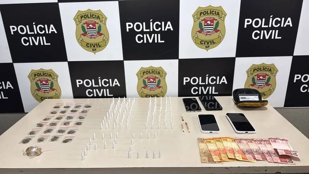 Painel da Polícia Civil contendo à frente dinheiro, telefones celulares e eppendorfs com pó branco
