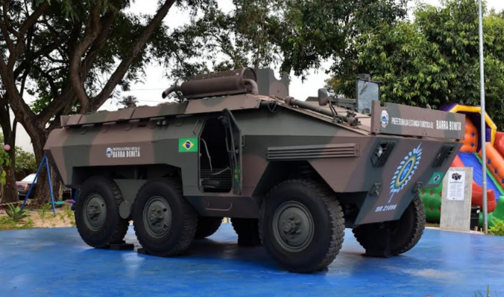 Prefeitura inaugura praça com blindado militar