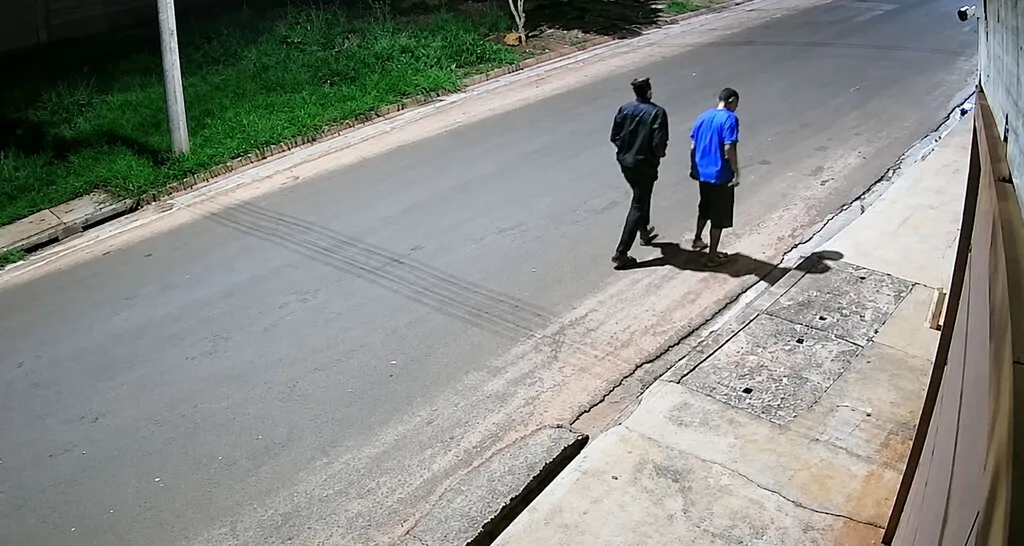 foto de um cruzamento de ruas, com matagal ao lado e a foto de um jovem em destaque