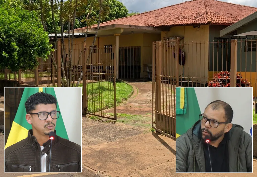 Prédio na cor amarela, com grades na fachada e gramado, arbusto a direita e calçada em concreto